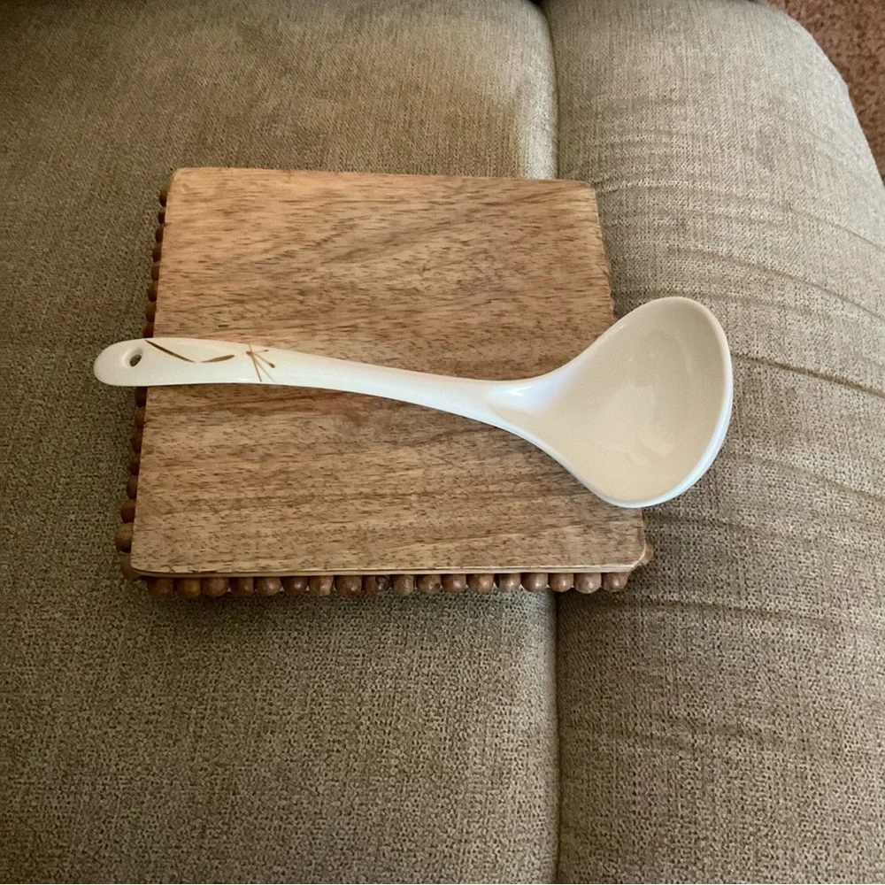 Vintage Melamine Spoon Tai-Hong 7006-A Sm Ladle White Leaf Pattern